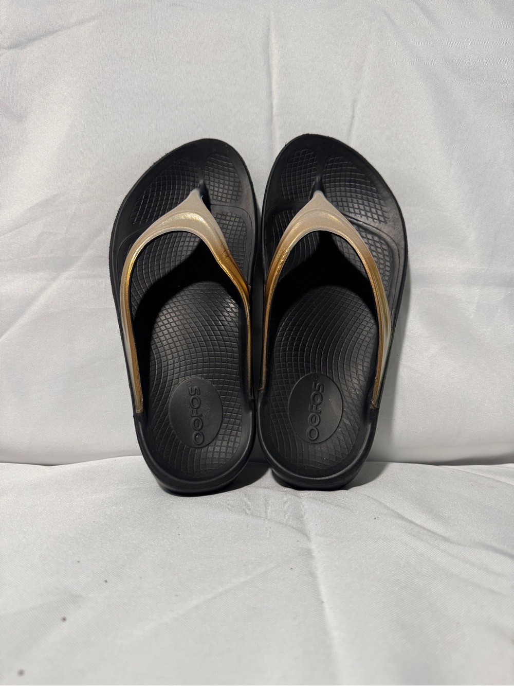 OOFOS Women's Black and Gold Recovery Flip Sandals